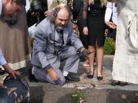 Літературно паломництво в Піски ( трояндовим витвором милується художник, лауреат Національної премії ім. Т.Шевченка Валерій Франчук.JPG)